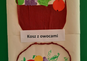 prace plastyczne- dwa kosze z owocami wykonane z kolorowego papieru