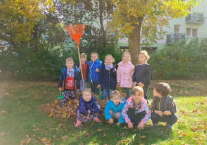 grupa dzieci w ogródku przedszkolnym pozuje do zdjęcia