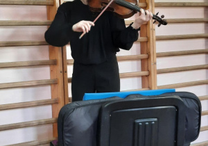 Uczennica gra na skrzypcach.