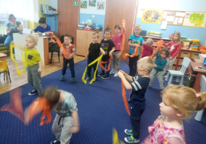 Dzieci tańczą do muzyki Vivaldiego interpretując ją ruchem.