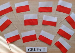 prace plastyczne- flagi polski wykonane z papieru