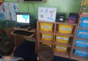 dzieci oglądają edukacyjny film o urządzeniach elektrycznych