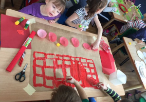  Dzieci z grupy czerwonej rozwijają kreatywność w pracy plastycznej.