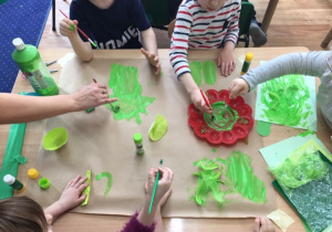 Dzieci z grupy zielonej malują swoją prace.