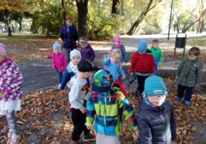 Dzieci spacerują po parku.