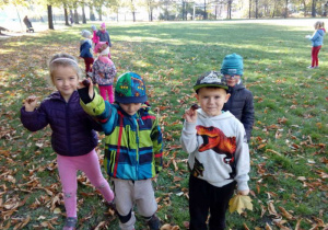 Dzieci spacerują po parku.