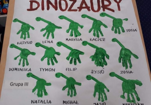 Prace plastyczne "Dinozaury" wykonane ręki pomalowanej farbą.