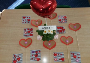 Na stole leżą walentynkowe kartki i serca wykonane przez dzieci.