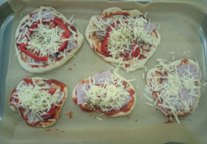 zdjęcie przedstawia 5 małych, okrągłych pizz