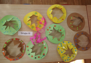 kolorowe, papierowe kapelusze, ozdobione przez dzieci materiałami kreatywnymi