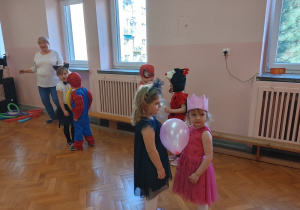 dwie dziewczynki tańczą z balonem