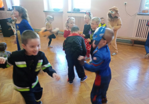 dzieci tańczą przy wesołej muzyce