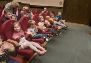 dzieci siedzą na widowni teatru