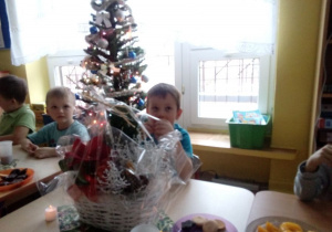 Dwóch chłopców siedzi przy stoliku.