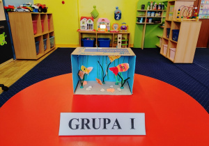 akwarium- praca wykonana przez dzieci z dużego pudełka, w środku kolorowe rybki z papieru
