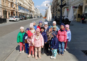 grupa dzieci na ulicy Piotrkowskiej