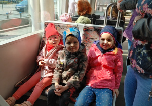 dzieci siedzą w tramwaju