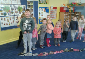 Grupa dzieci wrózy z butów.