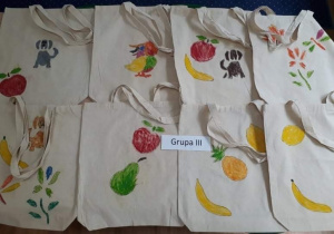 Ozdobione rysunkami ekologiczne torby dla mamy.