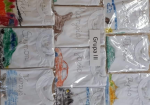 Koszulki ozdobione przez dzieci kredkami do tkaniny.