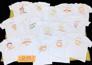 białe koszulki ozdobione mazakami wg pomysłu dzieci