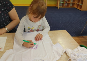 dziecko rysuje na koszulce