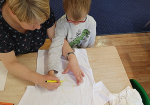 dziecko rysuje na koszulce