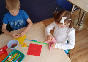 dzieci konstruują wiatraczki z papieru