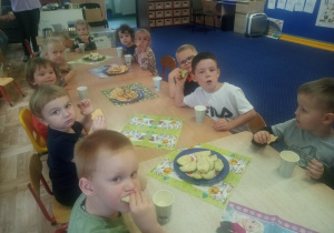poczęstunek z okazji dnia przedszkolaka, dzieci siedzą przy stolikach