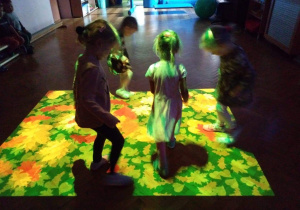 dzieci bawią się na interaktywnej podłodze