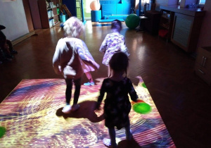 dzieci bawią się na interaktywnej podłodze