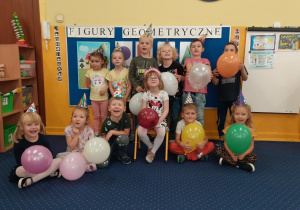Wspólne zdjęcie dzieci z balonami.