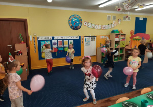 Dzieci bawią się balonami.