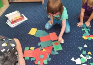 Dzieci tworzą kompozycje z figur geometrycznych.