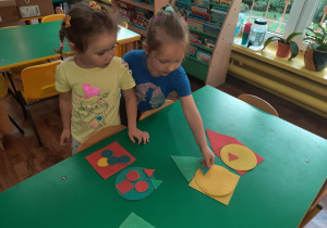 Dzieci tworzą kompozycje z figur geometrycznych.
