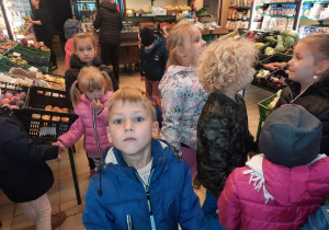 Dzieci robią zakupy w sklepie.