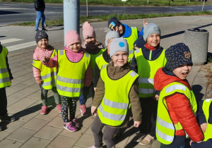 Dzieci pozują do zdjęcia przed przejście dla pieszych.