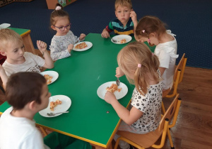Dzieci zjadają własnoręcznie przygotowaną sałatkę.